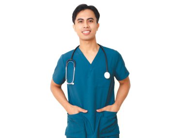 Steteskoplu, kendine güveni tam genç bir erkek hemşire izole edilmiş beyaz arka planda elleri ceplerinde duruyor, tıbbi ve sağlık kavramları için ideal..