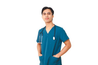 Steteskoplu, kendine güveni tam genç bir erkek hemşire izole edilmiş beyaz arka planda elleri ceplerinde duruyor, tıbbi ve sağlık kavramları için ideal..