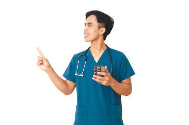 Steteskoplu heyecanlı erkek hemşire elinde akıllı bir telefonla beyaz arka planda izole edilmiş, sağlık ve teknoloji kavramları için idealdir..