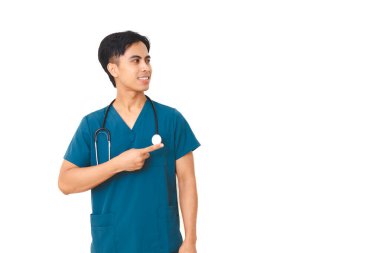 Steteskoplu heyecanlı erkek hemşire, izole edilmiş beyaz arka planda pozitif ve profesyonel sağlık ifadesini gösteriyor..