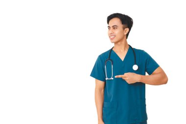 Steteskoplu heyecanlı erkek hemşire, izole edilmiş beyaz arka planda pozitif ve profesyonel sağlık ifadesini gösteriyor..