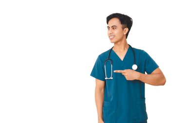 Steteskoplu heyecanlı erkek hemşire, izole edilmiş beyaz arka planda pozitif ve profesyonel sağlık ifadesini gösteriyor..