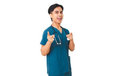 Steteskopla gülümseyen genç erkek hemşire kameraya özgüvenli bir şekilde bakıyor, beyaz bir arkaplanda izole edilmiş, sağlık hizmetleri profesyonelliği ve arkadaşlığı canlandırıyor..