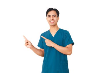 Steteskoplu heyecanlı erkek hemşire, izole edilmiş beyaz arka planda pozitif ve profesyonel sağlık ifadesini gösteriyor..