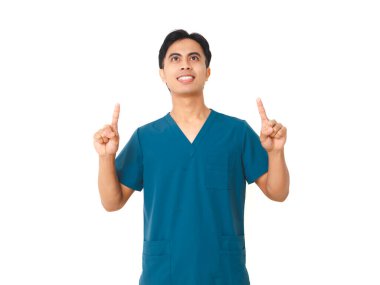 Mavi önlüklü gülümseyen Asyalı erkek hemşire kendinden emin bir tavırla yukarıya bakıyor, sağlık ve tıbbi konsept için beyaz arka planda izole edilmiş..