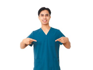 Mavi önlüklü gülümseyen genç erkek hemşire, beyaz arka planda izole edilmiş, sağlık ve tıbbi kavramlar için mükemmel..