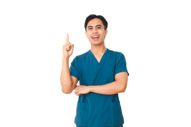 Mavi önlüklü gülümseyen Asyalı erkek hemşire kendinden emin bir tavırla yukarıya bakıyor, sağlık ve tıbbi konsept için beyaz arka planda izole edilmiş..