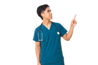 Steteskoplu heyecanlı erkek hemşire, izole edilmiş beyaz arka planda pozitif ve profesyonel sağlık ifadesini gösteriyor..