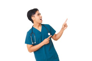 Steteskoplu heyecanlı erkek hemşire, izole edilmiş beyaz arka planda pozitif ve profesyonel sağlık ifadesini gösteriyor..