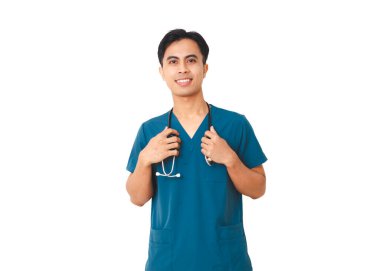 Steteskoplu genç erkek hemşire ayakta duruyor, kameraya bakıyor, beyaz bir arka planda izole edilmiş, sağlık ve profesyonelliği temsil ediyor..