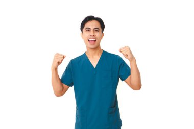 Steteskoplu, beyaz arka planda duran heyecanlı erkek hemşire gururlu bir jest ve mutlu bir ifadeyle zaferi kutluyor..