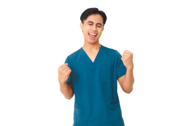 Steteskoplu, beyaz arka planda duran heyecanlı erkek hemşire gururlu bir jest ve mutlu bir ifadeyle zaferi kutluyor..