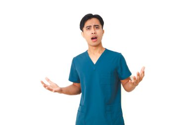 Steteskoplu ciddi bir erkek hemşire sağlık ve tıbbi konsept için izole edilmiş beyaz arka planda şok olmuş yüz ifadesiyle kameraya bakıyor..