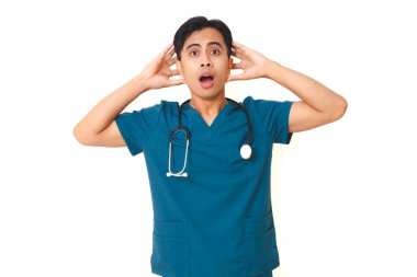 Steteskoplu ciddi bir erkek hemşire sağlık ve tıbbi konsept için izole edilmiş beyaz arka planda şok olmuş yüz ifadesiyle kameraya bakıyor..