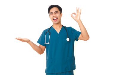 Steteskoplu, kendine güvenen genç hemşireler açık avuç içi ve tamam jest gösteriyor, beyaz arka planda izole edilmiş, profesyonelliği ve arkadaşlığı ifade ediyor..