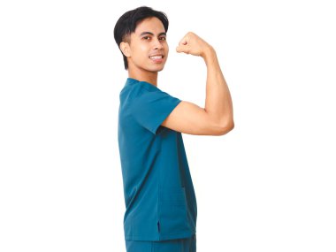 Steteskoplu genç erkek hemşire, izole edilmiş beyaz arka planda dururken güçlü bir jest sergiliyor. Kendine güveni ve sağlık gücünü simgeliyor..