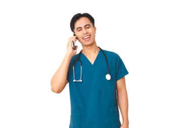 Steteskoplu gülümseyen Asyalı erkek hemşire cep telefonuyla konuşuyor, sağlık konsepti için beyaz arka planda izole edilmiş..