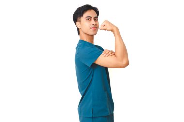 Steteskoplu genç erkek hemşire, izole edilmiş beyaz arka planda dururken güçlü bir jest sergiliyor. Kendine güveni ve sağlık gücünü simgeliyor..