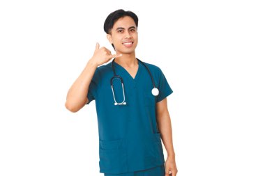 Steteskopla gülümseyen genç erkek hemşire kameraya bakıyor ve temiz beyaz arka planda bir jest yapıyor..