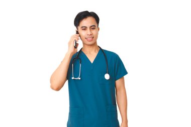 Steteskoplu gülümseyen Asyalı erkek hemşire cep telefonuyla konuşuyor, sağlık konsepti için beyaz arka planda izole edilmiş..