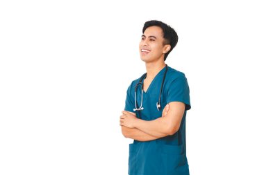 Önlük ve steteskop giyen mutlu genç erkek hemşire, sağlık, tıbbi ve profesyonel kavramlar için izole edilmiş beyaz arka planda gülüyor ve ayakta duruyor..