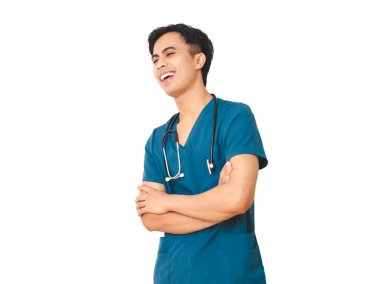 Önlük ve steteskop giyen mutlu genç erkek hemşire, sağlık, tıbbi ve profesyonel kavramlar için izole edilmiş beyaz arka planda gülüyor ve ayakta duruyor..