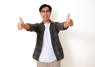 Heyecanlı Asyalı adam mutlu bir ifadeyle onaylıyor, beyaz bir arka planda izole edilmiş.