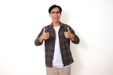 Heyecanlı Asyalı adam mutlu bir ifadeyle onaylıyor, beyaz bir arka planda izole edilmiş.