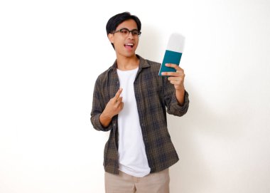 Asyalı turist, elinde pasaportu ve biniş kartıyla gülümsüyor, seyahat etmeye hazır, beyaz bir arka planda tek başına.