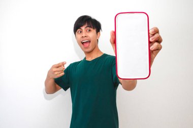 Akıllı telefon tutan ve mutlu bir şekilde gülümseyen genç bir adam..