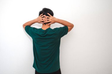 Stresli Asyalı adam kafasını arkadan tutuyor. İzole edilmiş beyaz arka planda hayal kırıklığı ve endişe gösteriyor. Duygusal bakış açısı.