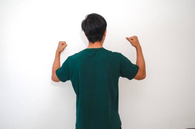 İzole edilmiş beyaz arka plana karşı duran Asyalı genç bir adamın arka planı, reklam, profil veya tasarım şablonu için uygundur.