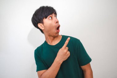 Genç bir Asyalı adam yüzünde komik, şaşkın bir 