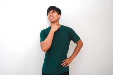 Genç Asyalı adam acı içinde boğazına dokunuyor, rahatsız edici bir ifade sergiliyor, beyaz arka planda izole edilmiş. Boğaz ağrısı, hastalık ya da sağlık sorunu kavramı