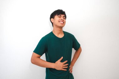 Yüzünde rahatlatıcı bir ifadeyle, beyaz arka planda soyutlanmış gülümseyen Asyalı genç bir adam. Sağlık, sağlık ve yaşam tarzı reklamları için mükemmel.