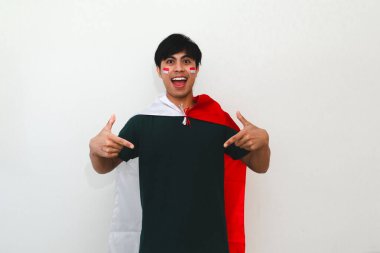 Elinde bayrak tutan heyecanlı Endonezyalı adam mutlu bir yüzle, beyaz arka planda izole edilmiş, kutlama ve reklam kavramları için mükemmel..