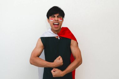 Elinde bir bayrak tutan Endonezyalı adam kameraya güçlü bir kas hareketi gösteriyor, beyaz arka planda izole edilmiş, ulusal kutlama ya da reklam için mükemmel..