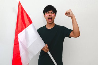 Heyecanlı genç Asyalı erkekler Endonezya 'nın bağımsızlık gününü 17 Ağustos' ta beyaz arka planda izole edilmiş Endonezya bayrağını tutarak kutladılar.