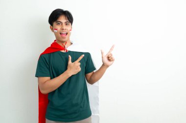 Beyaz izole edilmiş bir arka planda Endonezya bayrağını tutan bir adamın el ele tutuşması. Bağımsızlık Günü için mükemmel bir kutlama teması ve reklam teması..