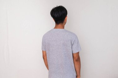 Beyaz arka planda duran genç bir Asyalı 'nın arka planına. Reklamlar ve pazarlama için mükemmel.