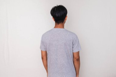 Beyaz arka planda duran genç bir Asyalı 'nın arka planına. Reklamlar ve pazarlama için mükemmel.