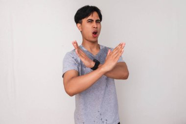 Beyaz arka planda izole bir şekilde el hareketi yapan terli bir Asyalı adamın portresi. Sağlık, farkındalık, protesto ya da duygusal ifade kampanyaları için mükemmel