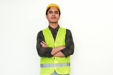 İzole bir arkaplanda duran gülümseyen, kendinden emin Asyalı genç bir mühendisin portresi. Reklam ve profesyonel temalar için ideal