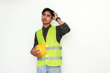 Genç Asyalı mühendis kafasını karıştırarak kafasını kaldırdı. Profesyonel bir ortamda problem çözmeyi vurgulayan izole edilmiş portre