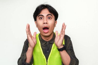 Genç bir Asyalı mühendisin komik ve şok olmuş bir ifadesini gösteren yakın plan fotoğrafı. Profesyonel bir ortamda sürpriz ve mizah yakalayan dinamik bir portre.