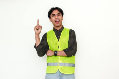 Asyalı neşeli bir inşaat işçisinin portresi ilham verici bir ifadeyle öne çıkıyor, izole beyaz arka planda parlak bir fikir jesti gösteriyor. İş ve reklamlar için mükemmel.