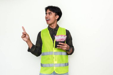 Sırıtkan Asyalı inşaat işçisi elinde para dolu bir cüzdan ile beyaz arka planda izole edilmiş, reklamlar, promosyonlar ve finansal başarı kavramları için harika.