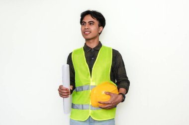 İzole bir arkaplanda duran gülümseyen, kendinden emin Asyalı genç bir mühendisin portresi. Reklam ve profesyonel temalar için ideal