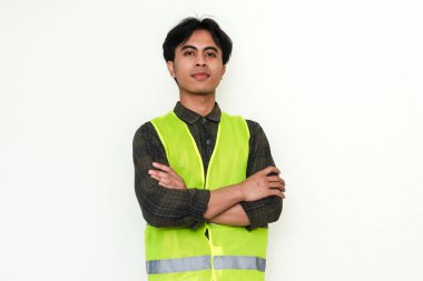 Asyalı kendine güvenen inşaat işçisi kollarını kavuşturup beyaz arka planda kameraya gülümsüyor. Endüstriyel, işçi ya da işe alım reklam temaları için mükemmel
