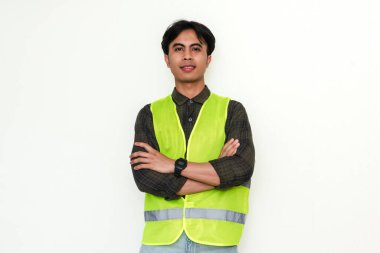 Asyalı kendine güvenen inşaat işçisi kollarını kavuşturup beyaz arka planda kameraya gülümsüyor. Endüstriyel, işçi ya da işe alım reklam temaları için mükemmel